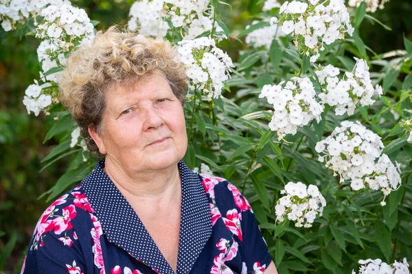 Portrait Woman 60S Years Old Background Flowers Garden — Stock Photo, Image