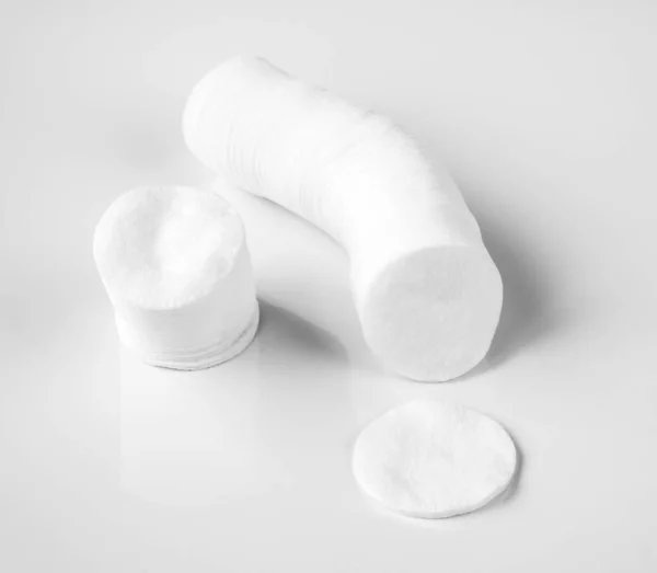 Batuffoli Cotone Sullo Sfondo Bianco — Foto Stock