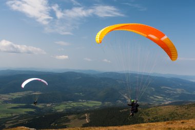 gökyüzünde uçan Yamaçparaşütü