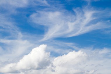 Bulutlu mavi gökyüzü