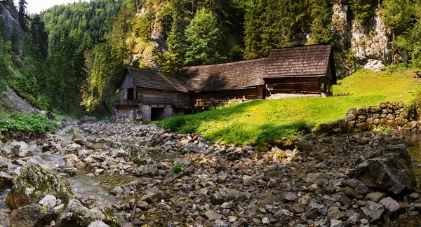 Dřevěné starověké vodní mlýn — Stock fotografie