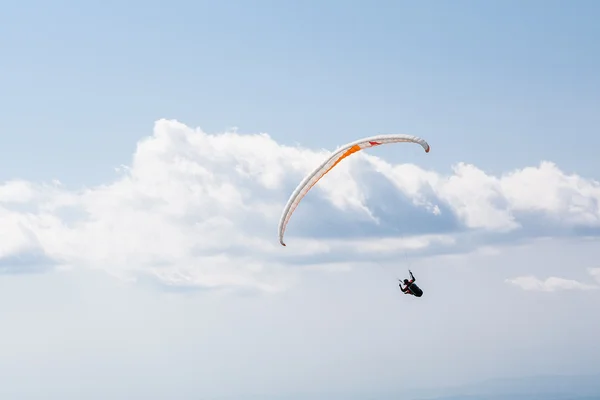 Parapente voador no céu — Fotografia de Stock