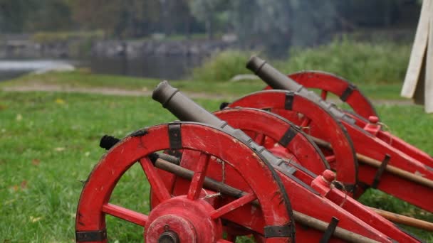 Salvo of Russian guns XVII century. Reconstruction of the Korela Fortress (Fin: Käkisalmen linna, Swd: Kexholms slott), Priozersk, Russia — Stock videók