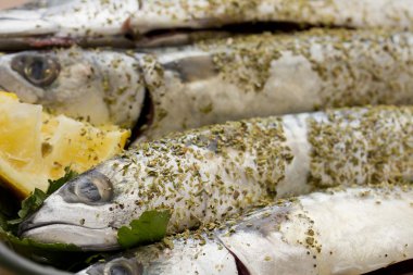 limon ve maydanoz ile uskumru