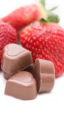 Kırmızı çilek çikolata ile