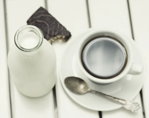 Café, leche y pastel de chocolate — Foto de Stock