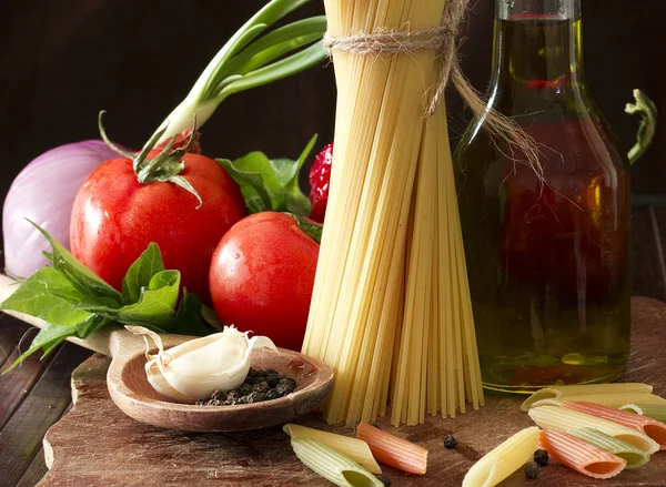 Pastas crudas, verduras, aceite de oliva y hierbas — Foto de Stock