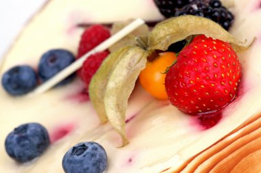 Masanın üzerinde bir pasta