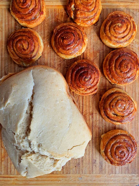 Pan Bollos Muy Sabrosos Sobre Mesa —  Fotos de Stock