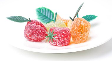 Tabakta çok lezzetli şekerler var.