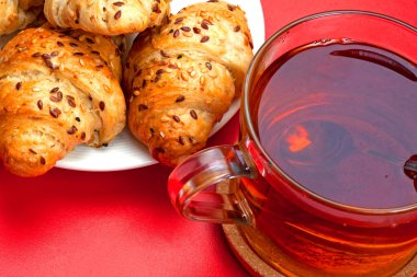 Lezzetli kruvasanla bir fincan çay.