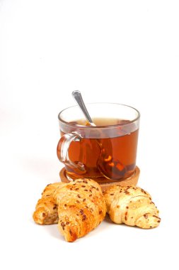  Lezzetli kruvasanla bir fincan çay.