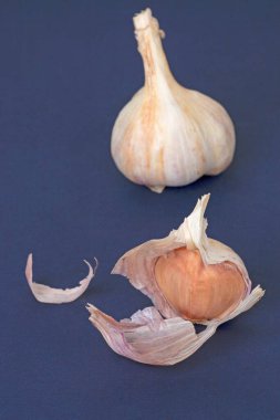 Mavi ahşap arka planda sarımsak