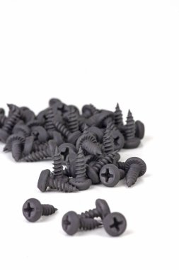 Beyaz üzerinde küçük siyah vida