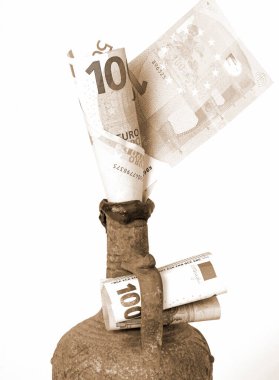 Avro banknotları ve sürahi beyaz