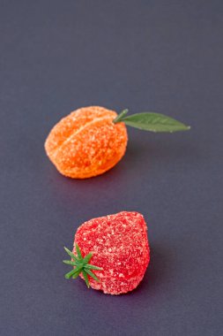 Siyah üzerine çok lezzetli bir şeker.