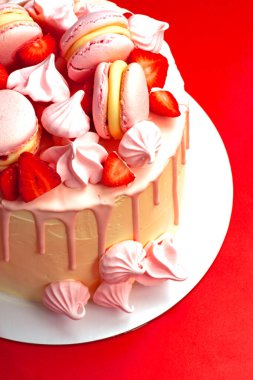 Pastanın üzerinde pembe ve beyaz çikolata şekerlemeleri