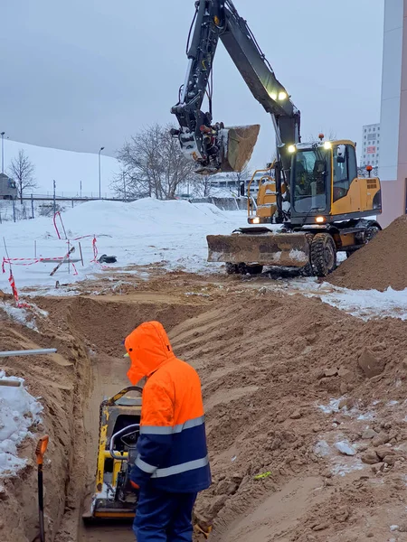 Grävmaskin Och Arbetare Byggarbetsplatsen — Stockfoto