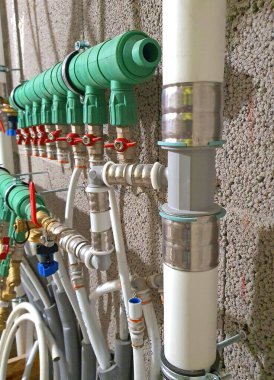 Duvardaki ısıtma boruları.