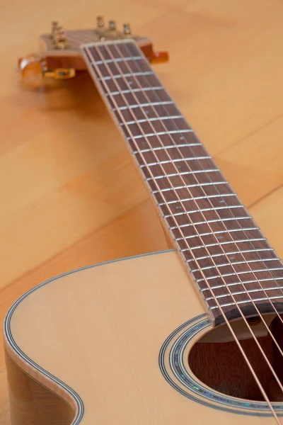 Una Nueva Guitarra Acústica Cerca —  Fotos de Stock