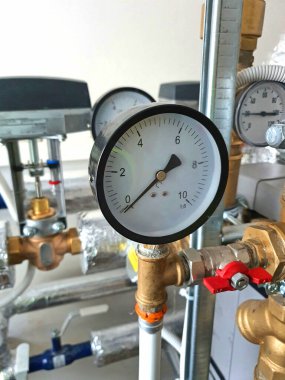 Su borusunda büyük bir manometre var.