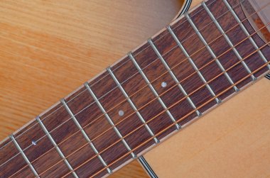 Yeni bir akustik gitar. Yakın çekim.