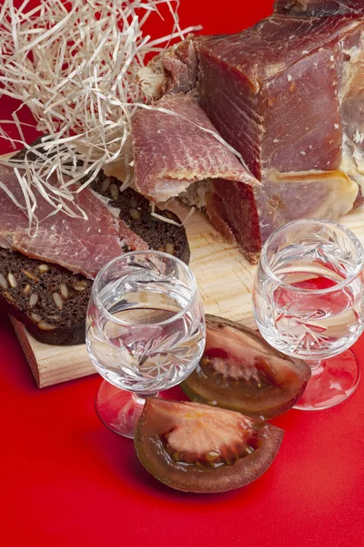 Bicchieri Vodka Carne Deliziosa Una Vacanza — Foto Stock