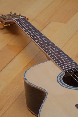 Yeni akustik gitarı kapat.