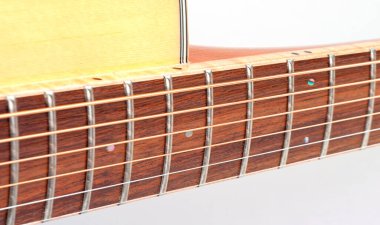 Yeni akustik gitarı kapat.