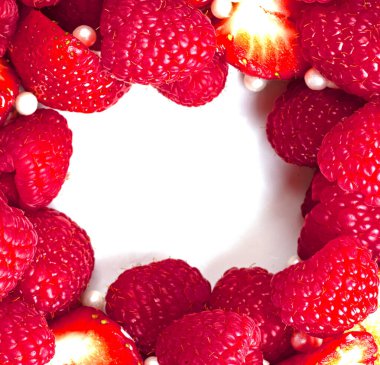 Çilekli çok lezzetli bir pasta.