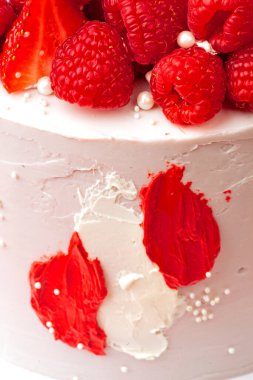 Pastaya çilek ve ahududu.