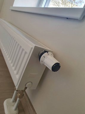  Beyaz duvarda yeni bir radyatör