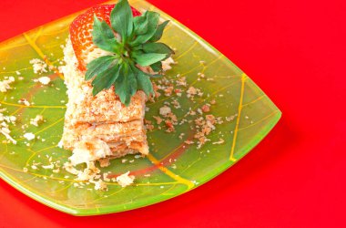 Pastanın üzerine taze lezzetli çilekler.