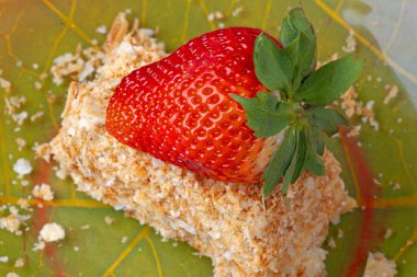 Pastanın üzerine taze lezzetli çilekler.