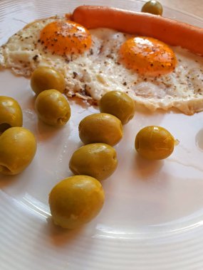 Tabakta zeytinli yumurtalar