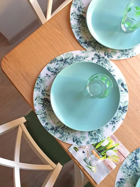 桌上的盘子和杯子 — 图库照片