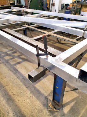  Bir binanın alüminyum yapısı