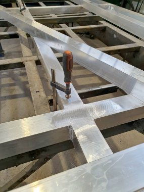  Bir binanın alüminyum yapısı