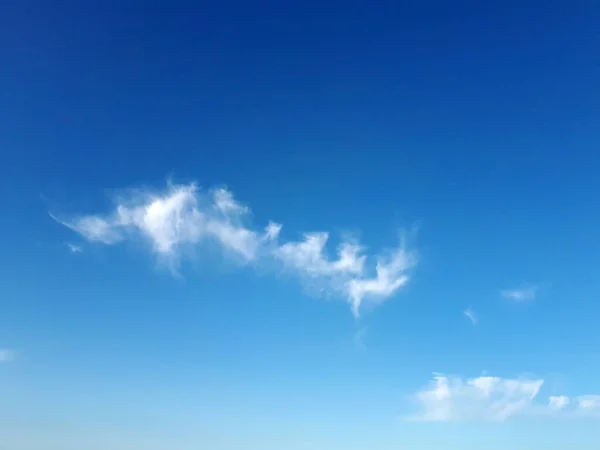 Kleine Witte Pluizige Wolk Heldere Blauwe Lucht Kan Worden Gebruikt — Stockfoto