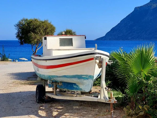 Stará Řecká Rybářská Loď Vyplula Břeh Pozadí Modrého Moře Hor — Stock fotografie