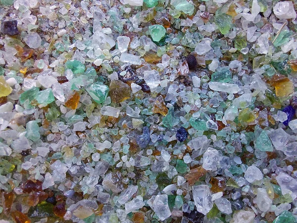 Veel Kleine Stukjes Gebroken Glas Van Verschillende Kleuren Close — Stockfoto