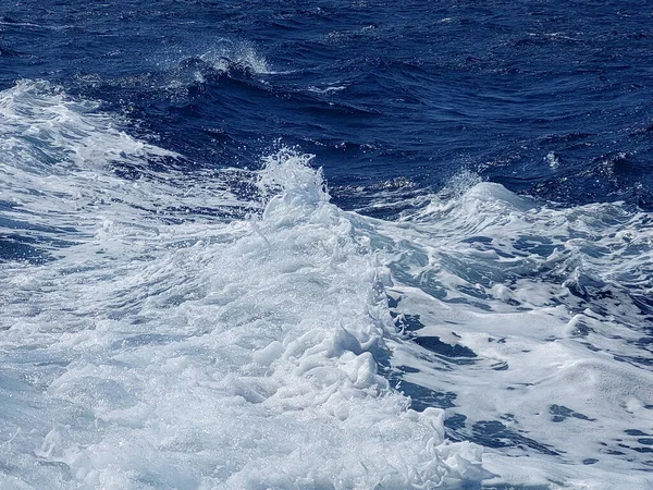 Trilha Navio Água Azul Mar Com Onda Espumosa Branca — Fotografia de Stock