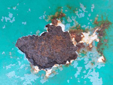 Eski metal yüzey dokusu, yeşil boya, boyanın içindeki pas.