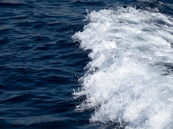 Mavi Deniz Suyunda Beyaz Köpüklü Dalgalı Gemi Izleri — Stok fotoğraf