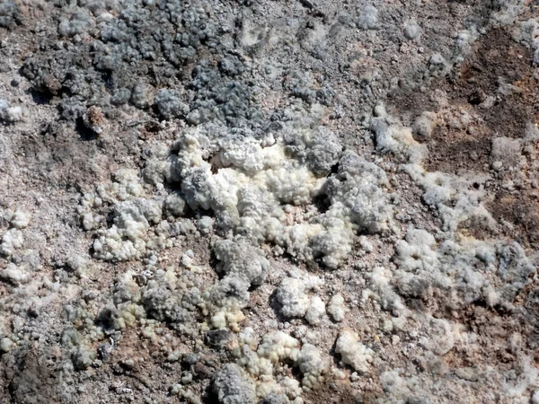 ギリシャのニシロス島の火山噴火口の底で毒のある硫黄が閉じ込められています — ストック写真
