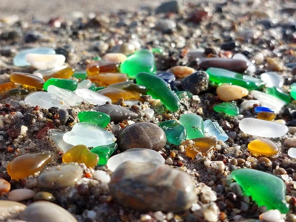 Πολλά Υγρά Χρωματιστά Γυαλί Γυαλισμένο Δίπλα Στη Θάλασσα Στην Παραλία — Φωτογραφία Αρχείου