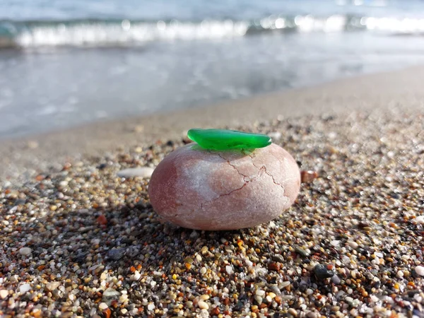 Vidrio Verde Sobre Una Piedra Rosa Rodado Por Mar Sobre — Foto de Stock