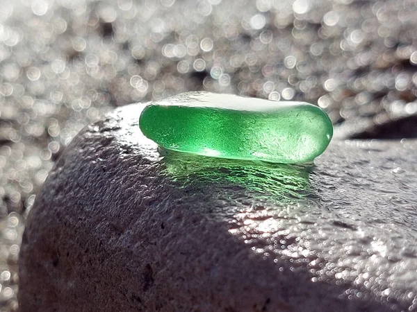 Trozo Vidrio Verde Pulido Por Mar Sobre Una Gran Piedra —  Fotos de Stock