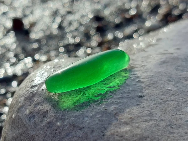 Kousek Zeleného Skla Vyleštěného Moře Velkém Šedém Kameni Rozmazaném Pozadí — Stock fotografie