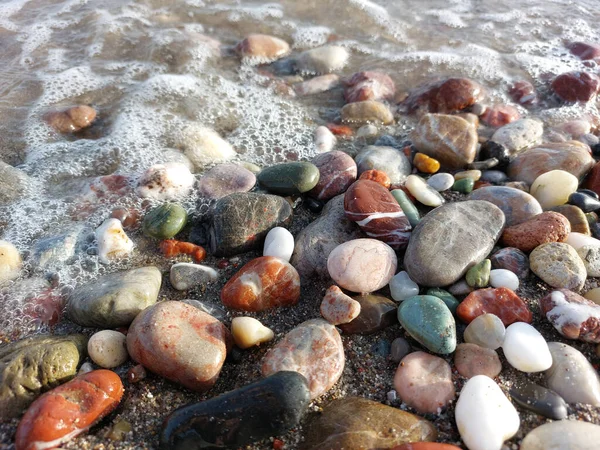 Çok Renkli Deniz Çakıl Taşları Yaklaşan Dalgada Yakınlaşıyor — Stok fotoğraf